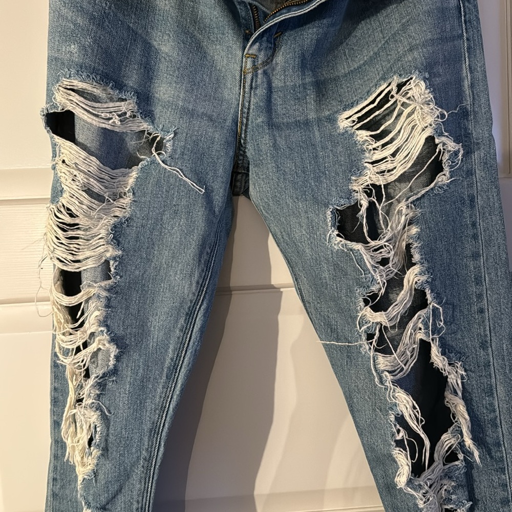 Levi’s Boyfriend Skinny Jeans super distressed and lightweight! - Picture 4 of 6